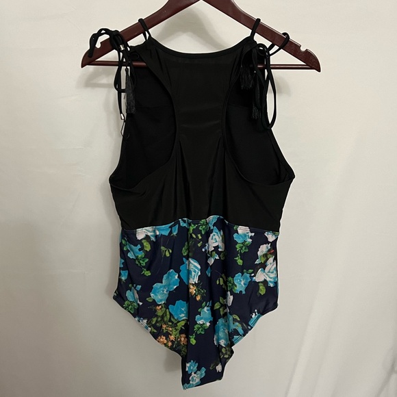 Plus size One Piece - Picture 3 of 5